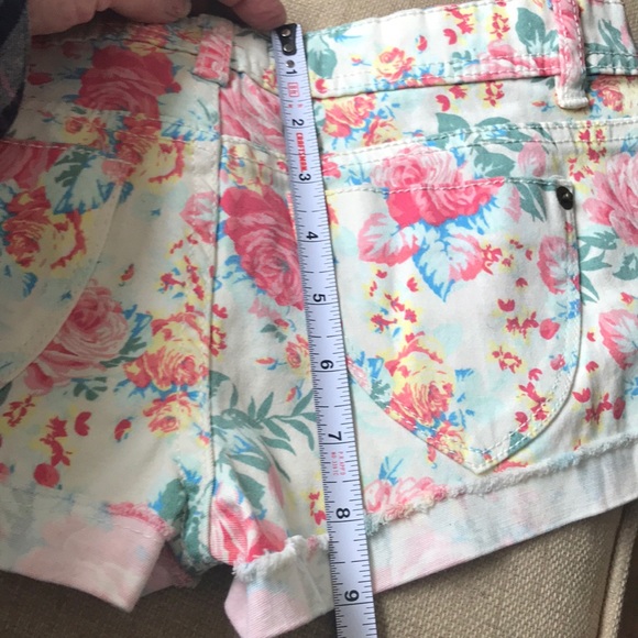 Vintage Y2K women’s low rise floral pattern shorts - Picture 5 of 9
